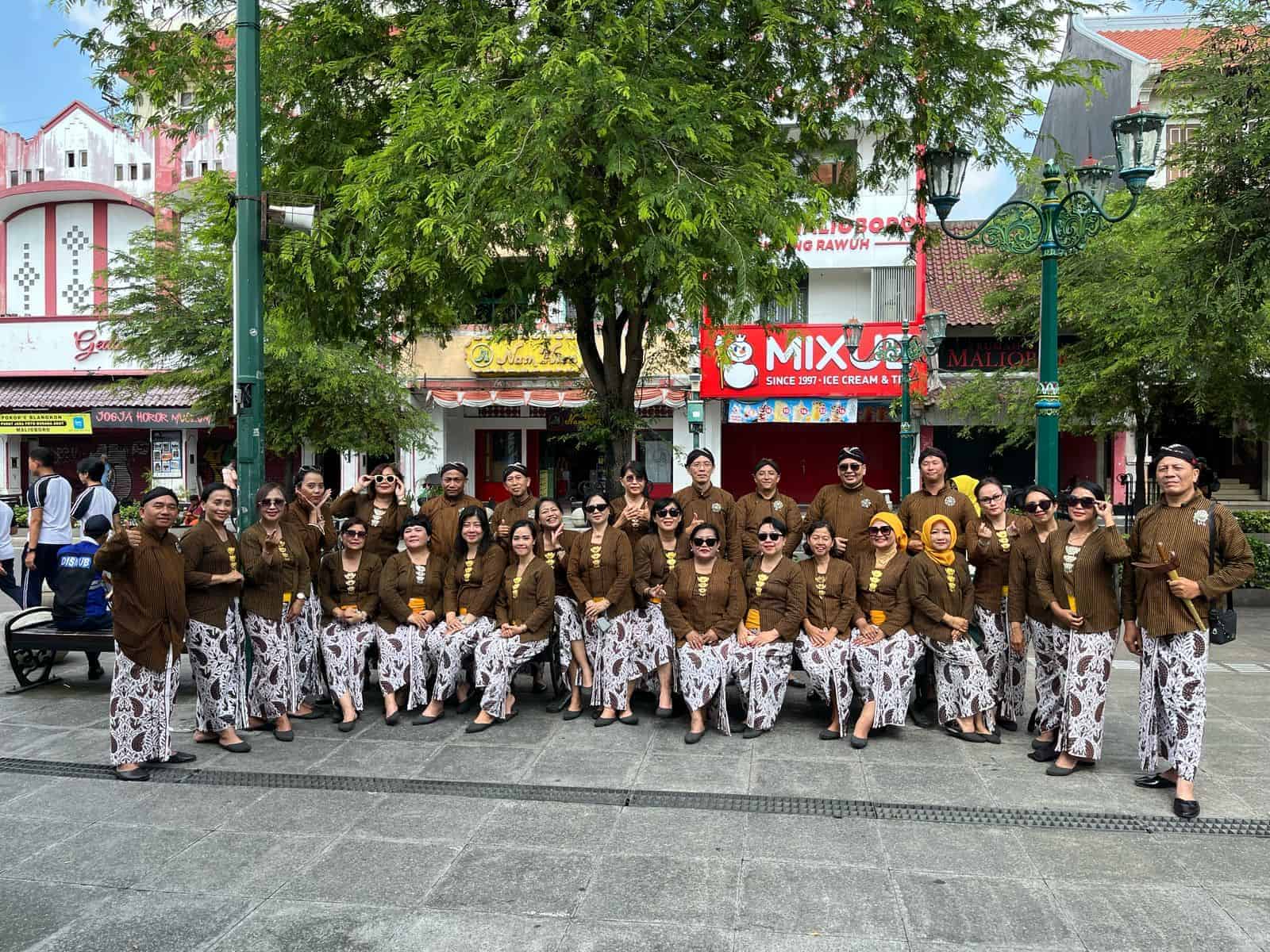 Brighton Paradise Group di Malioboro: Semangat Baru, Kekompakan Tiada Batas Brighton Paradise Group di Malioboro: Semangat Baru, Kekompakan Tiada Batas