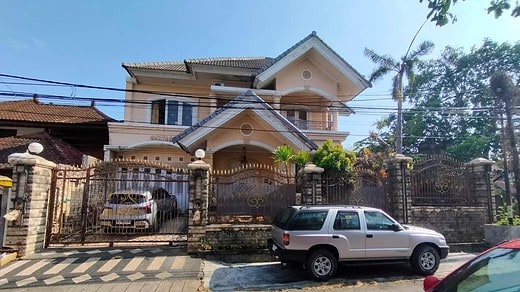 Jual Rumah Mewah Posisi Hook 2 Lantai 7 Kamar Moh Yamin Renon