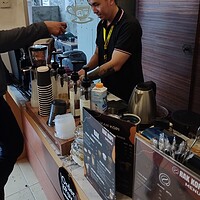 Pak Nikolas Agen Properti Brighton Sedang Belajar Bartender Latte Art