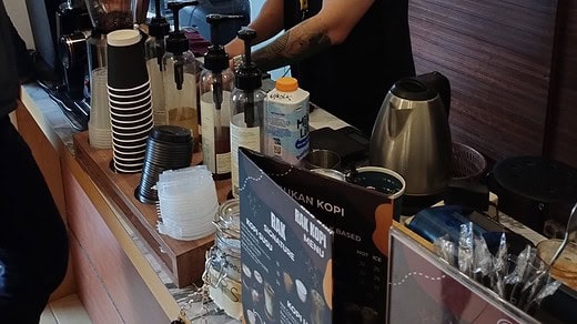 Pak Nikolas Agen Properti Brighton Sedang Belajar Bartender Latte Art
