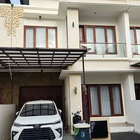 Jual Rumah Semi Furnished 2 Lantai 4+1 Kamar Seminyak