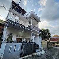 Sewa Rumah Semi Furnished 3 Lantai 3 Kamar Gazebo Rooftop Taman Griya Jimbaran